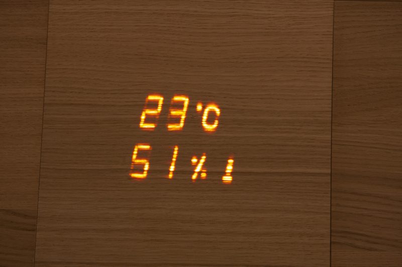 Aspectu on Cariitin suunnittelema saunan lämpö- ja kosteusmittari, jossa on myös tiimalasitoiminto.