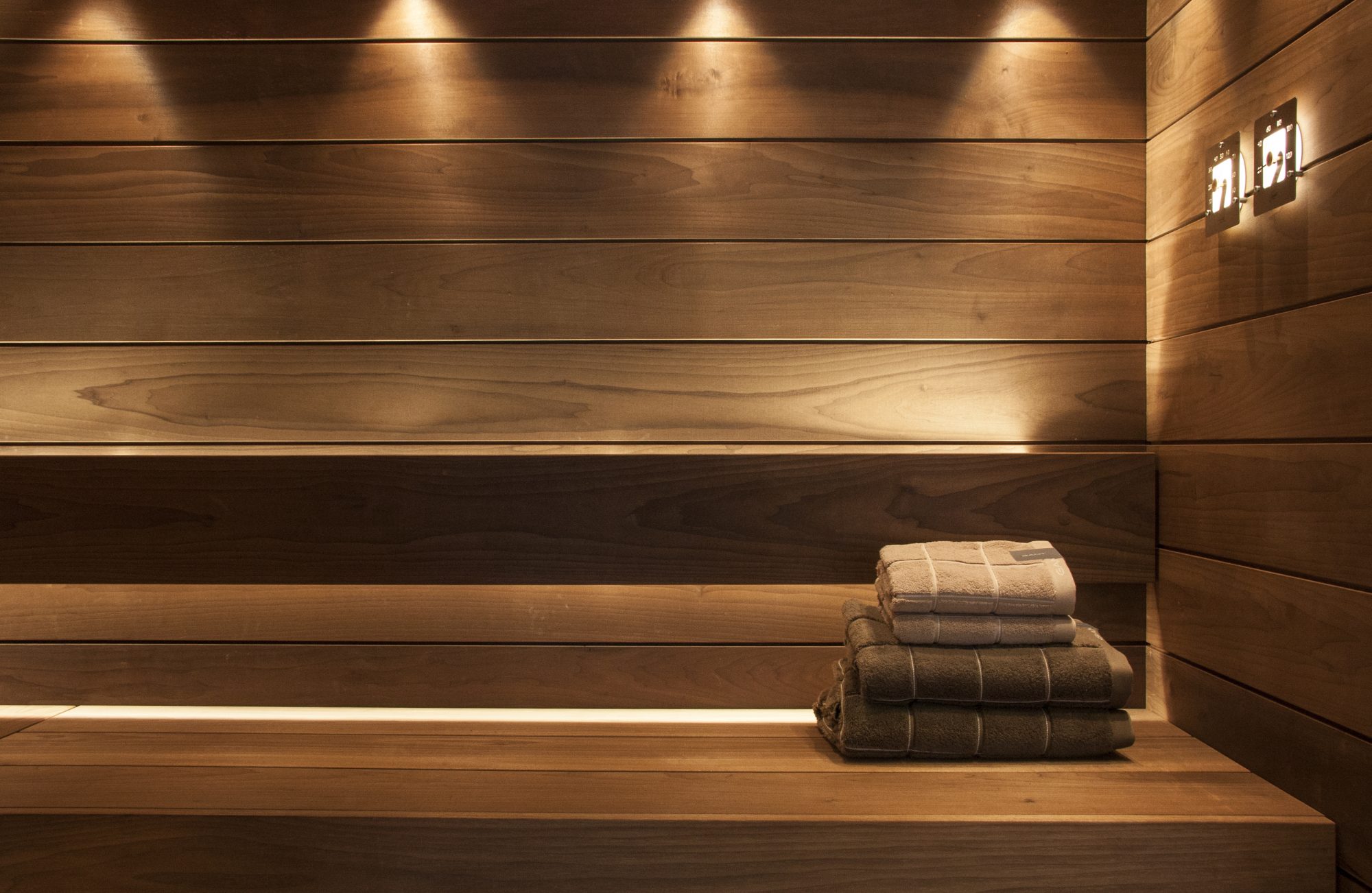 Kaunis tasainen saunan valaisin tulipuupaneelilla, lisättynä lämpö- ja kosteusmittareilla